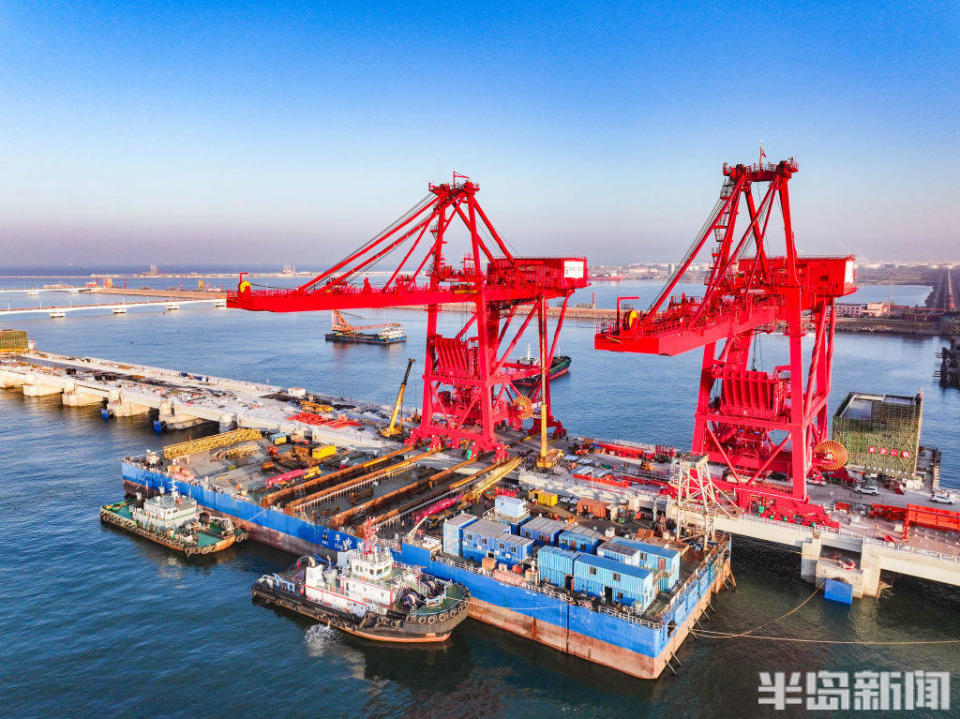 2臺卸船機成功上岸，青島港第二座40萬噸級礦石碼頭預計今年下半年投用